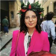 Insegnante impartisce lezioni di italiano, storia e geografia